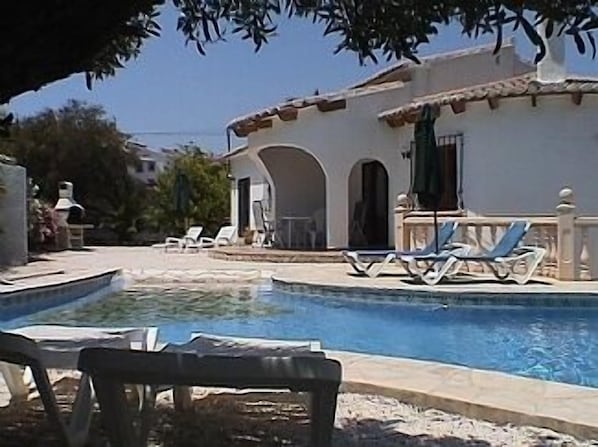 villa front, pool & sun terrace
