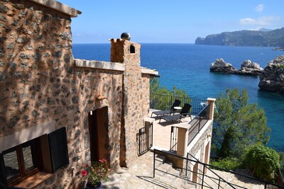 Idyllic 3 bedroom cottage with stunning sea views and direct access to Cala Deia