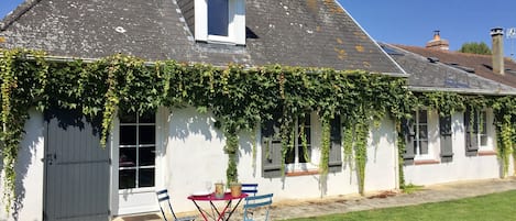 Face arrière de la maison avec accès direct sur le jardin clos d’envirion 600m2