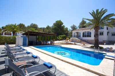 Villa de lujo con piscina y hermosas instalaciones al aire libre cerca del mar y la playa