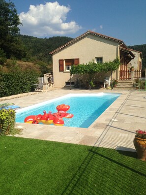 Piscine chauffée 28°
10x4m
Profondeur 1,55m
