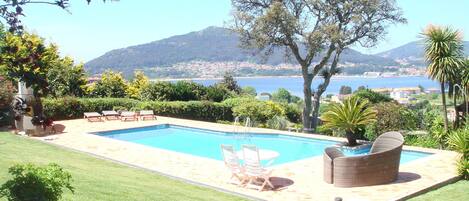 Piscina com vista para o Rio Minho