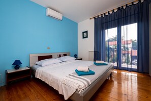 Bedroom 'Lara': Air-conditioned, access to the balcony