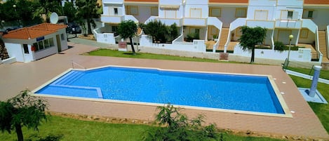 Piscine vue de l'appartement