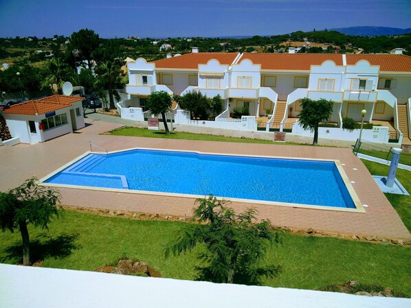 Piscine vue de l'appartement