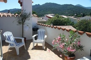 roof terrace -view south to the Albères massive