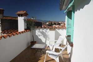 roof terrace - view town and Canigou