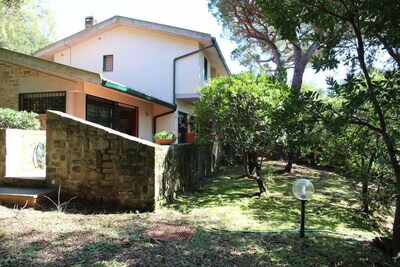 Villa en Punta Ala con jardín, rodeada de naturaleza. 