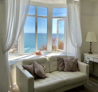 UNIQUE COTTAGE SITTING ABOVE VENTNOR WITH STUNNING SEA VIEWS