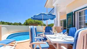 Beautifully presented, private swimming pool close to Vale do Lobo Tennis Academy. Pool can be heated. J143 - 2