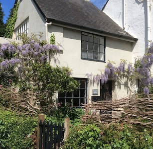 Romantic cottage, dog friendly, in quiet village setting with a pub close by.