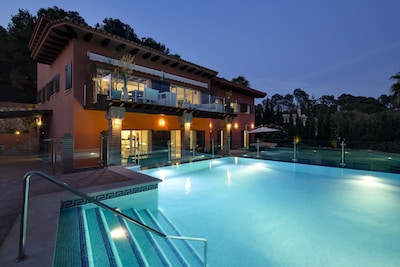 Luxury Family Villa 20 Meter vom Strand, eine atemberaubende Aussicht und Außenbereich.