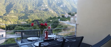 Repas sur la terrasse au coucher du soleil vue Quéribus