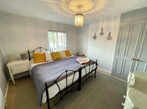 Master bedroom with superking bed (can be made into twin beds if preferred).