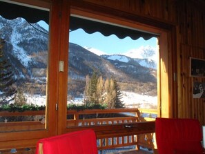 Vue montagne depuis le canapé du salon