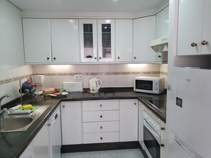 Fully fitted Kitchen