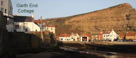 Garth End Cottage showing site on the sea wall