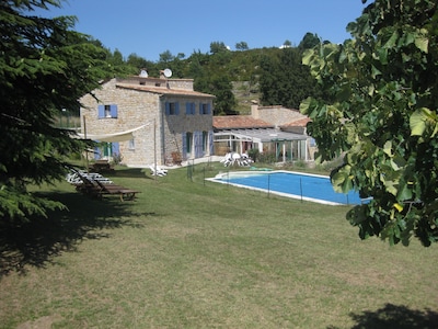 Klassisches Stein-Bauernhaus mit Swimmingpool und Tennisplatz