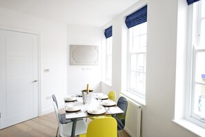 Dining for up to 6 people.