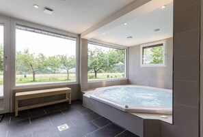 Espace Bien être avec jacuzzi 7/8 personnes