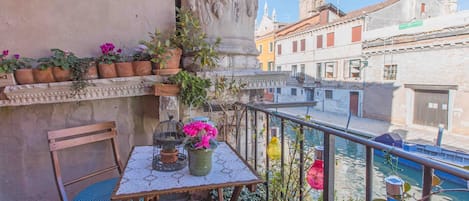 The private terrace with canal view