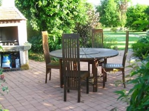 Terrasse avec un vrai barbecue et un joli mobilier de jardin, à l'abri de tous.