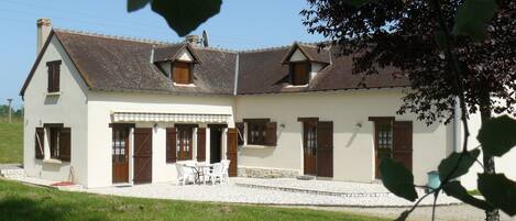 Vue du jardin : façade et terrasse Sud - Ouest