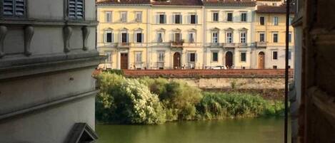 La vista sul fiume Arno dalla finestra dell'appartamento.