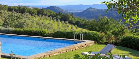 Vista della valle di Fiesole dalla piscina