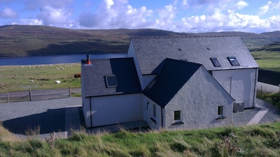 Lovely cottage with views of loch. Near to Neist Point light house.