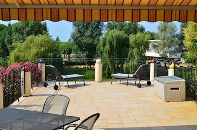 Chez Dix-Neuf, Spacious town house with large sunny terrace. 