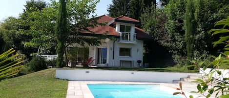 Vue piscine et villa