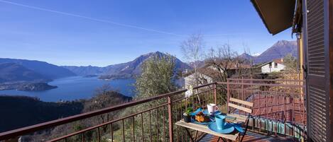 Romantischen Balkon mit atemberaubender Ausblick auf den See