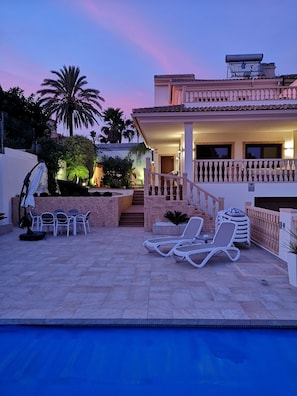 Villa & Pool 