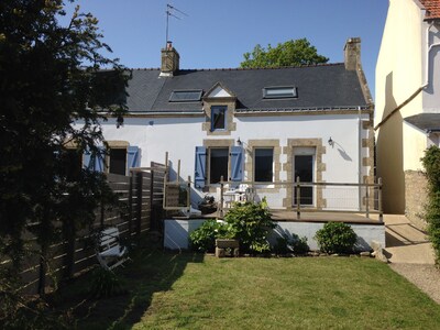 House with enclosed garden in the village of La Trinite Sur Mer - 5 persons