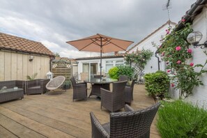 Whitehaven, Brancaster: Fully-enclosed garden with decking area and comfortable seating