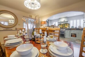 Whitehaven, Brancaster: Dining area with archway to kitchen
