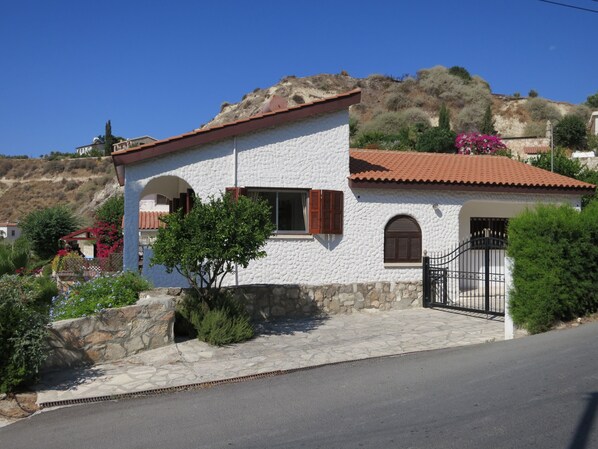 3 bedroom villa with 4 bathrooms and a private heated pool