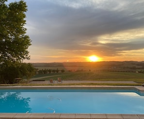 La piscine avec le coucher du soleil