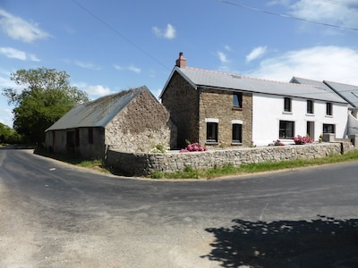 Luxury Pembrokeshire Targate Farm- 4 bedrooms, 2 living rooms, sleeps 10