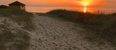 Härlig sandstrand endast 300m från stugan