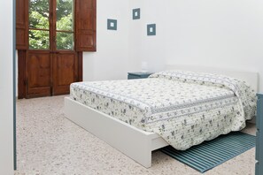 The 1st master bedroom (bed 160x200cm)