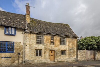 Das Cottage ist Grade II Listed, gebaut aus honigfarbenem Cotswold Stone. 