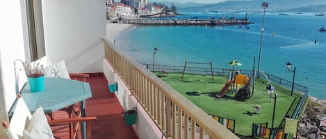 Terraza frente a la playa para relajarte  frente al mar y a la Ría de Pontevedra