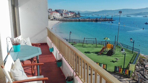 Terraza frente a la playa para relajarte  frente al mar y a la Ría de Pontevedra