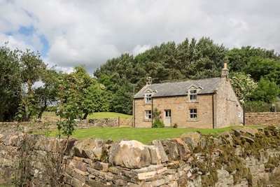 Stone Built Cottage with Large Enclosed Garden & Private Lake Area