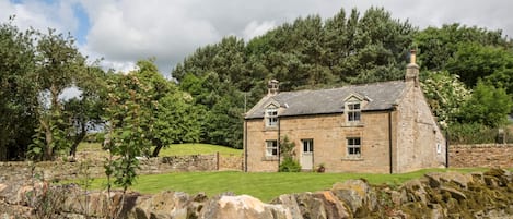 Shortflatt Farm Cottage, Belsay, Northumberland, secluded comfort.