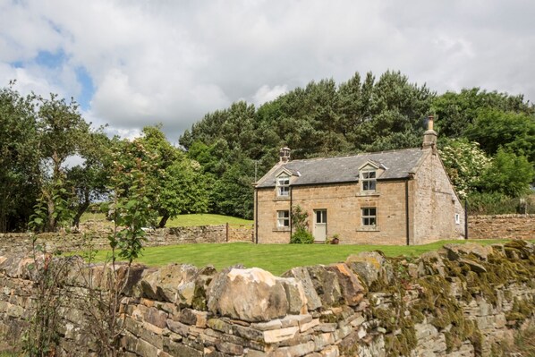 Shortflatt Farm Cottage, Belsay, Northumberland, secluded comfort.