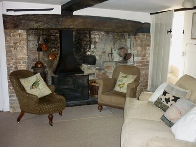 Cosy thatched cottage minutes from the sea, nestled in gentle rural ...