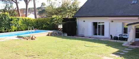 Piscina privada y jardín de 1.000m2